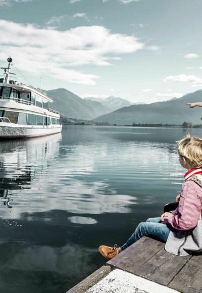 Familie am Anlegeplatz der MS Schmittenhöhe