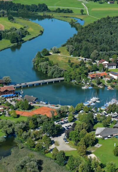 Luftbild mit Blick auf die Alz und Seebruck