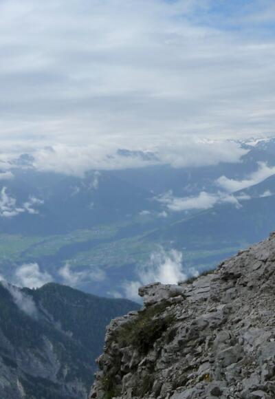 Freungen Höhenweg, aussichtsreich führt der Weg hoch über dem Inntal