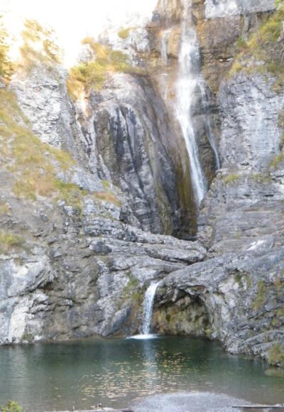 Großes Wasserbecken unterhalb des Stuibenfalls