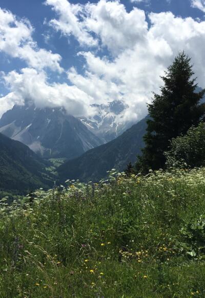 Etappe 1: Panorama auf dem Weg hoch zur Bergstation Dorfbahn
