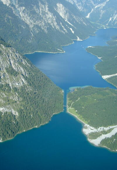 Heiterwanger See (vorne) und Plansee.