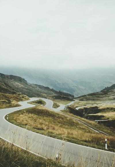 Passstrasse in den Alpen