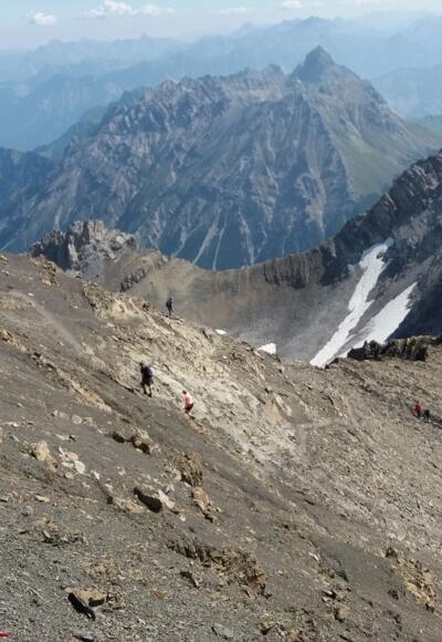 Drahtseilsicherungen im oberen Verlauf des Steiges hinab zur Totalphütte.
