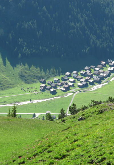 Der Nenzingerhimmel mit seinen Alpgebäuden, rechts die Rochuskapelle