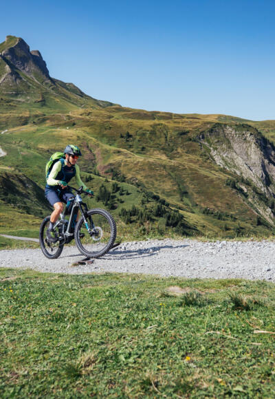 Mountainbiker am Fuße der Damülser Mittagspitze