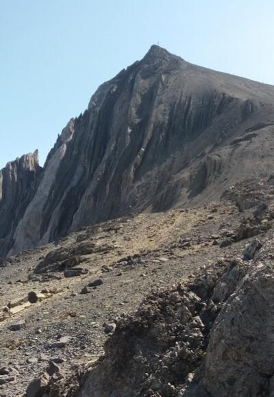Vom Schesaplanasattel hinauf zum Gipfel mit Kreuz.