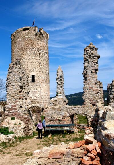 Ruinenplateau mit Turm 830 m