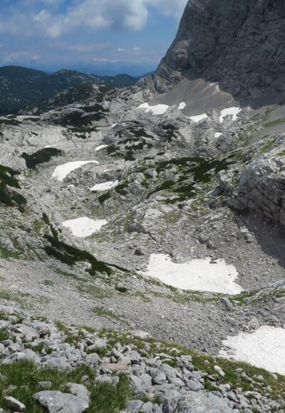 Ich wage einen Tiefblick, in dem man die Steilstufen besser erahnt