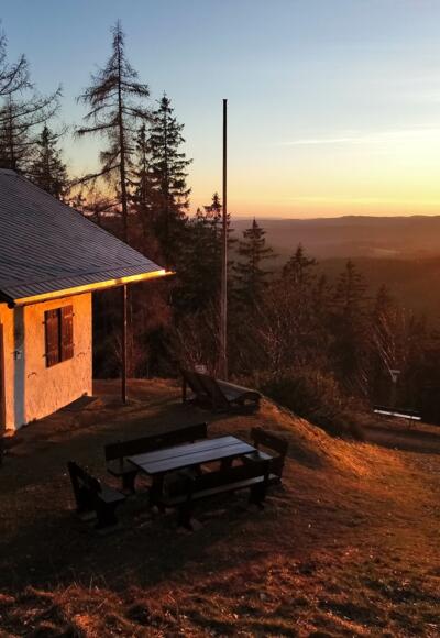 Sonnenuntergang an der Bergwachthütte auf dem Döbraberg