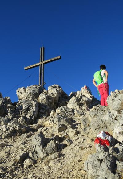 ... der Gipfel steht frei und bietet rundum Berge.