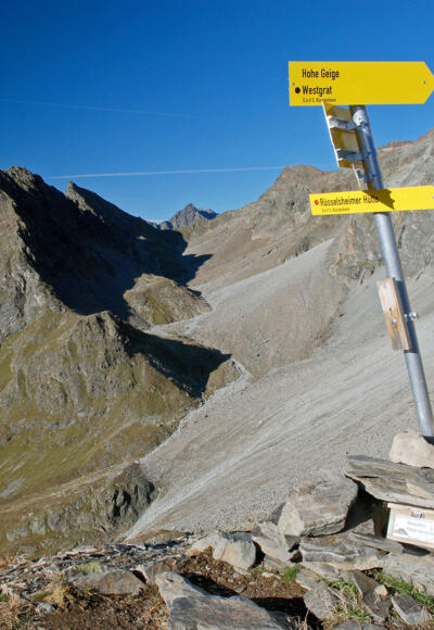 Hinweisschild auf Gahwinden, Blick zum Kapuzinerjoch