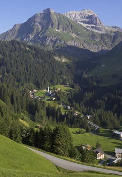 Links die Juppenspitze, rechts die Mohnenfluh