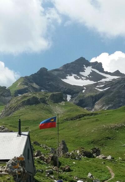 Bergwachthaus, Hüttenkreuz, Naafkopf von der Pfälzerhütten-Terrasse.