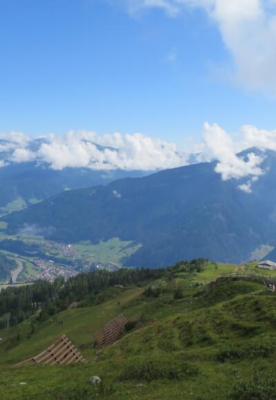 Links unten die Bergstation des 2er Sesselliftes.