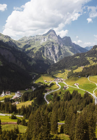 Hochkünzelspitze, Rechts das Rothorn, im Schatten der langgezogene Hochberg