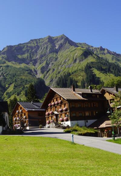 Wanderstartplatz beim Gemeindehaus und Tourismusbüro Schröcken