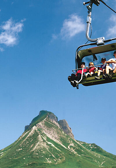 4er-Sesselbahn Uga mit Damülser Mittagsspitze im Hintergrund