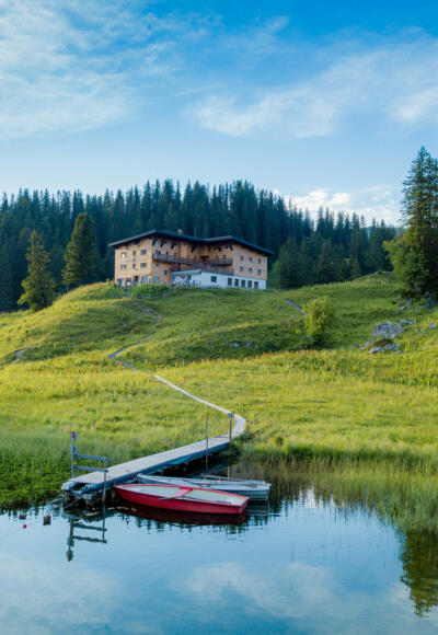 Der Körbersee mit dem Hotel