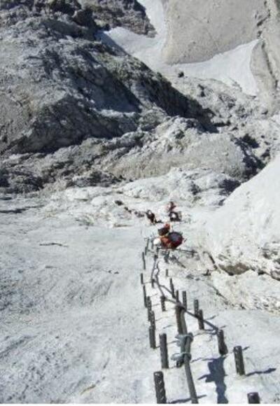 Glatte Wand ist mit Trittstiften zugenagelt (D)