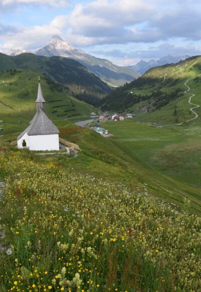 Kapelle am Simmel mit Blick Richtung Warth