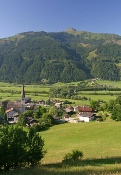 Blick über Stuhlfelden zum Scheibelberg. Von dort startet ihre Tour.
