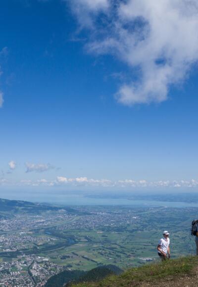 Blick von der Hohen Kugel auf Rheintal und Bodensee