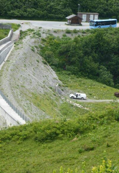 Staumauer und Bushaltestelle Spullersee