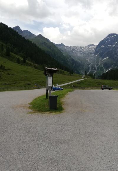 Parkplatz am Gasthof Lüsens