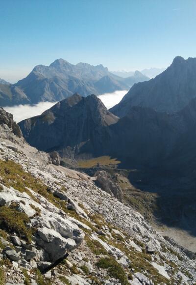 Das weitläufige Brendlkar wird vom Igelskopf mit der dazugehörigen Scharte nach Osten hin begrenzt.