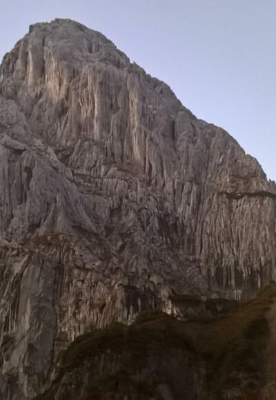 Totenkirchl, Nordwand; unten rechts ist die erste Terasse zu erkennen, an derem Fuß sich zahlreiche Kamine befinden.