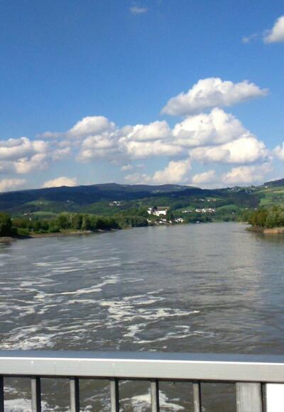 Brücke Kraftwerk 275m: Hamberg links, Koglerauspitz rechts