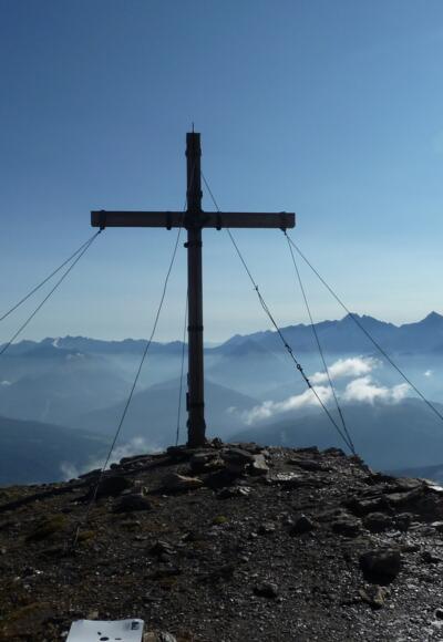 Das Kreuz am Gipfel der Obernberger Tribulaun von hinten