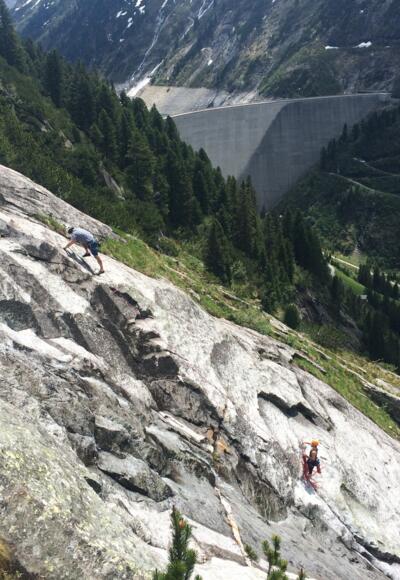 Seilschaft im oberen Teil der Gebrochenen Rippe
