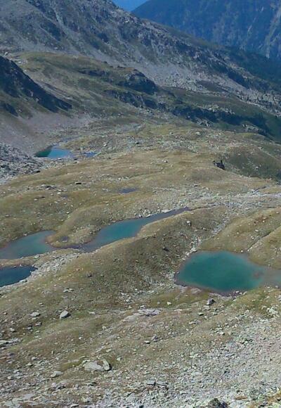 Die blauen Seen. Zum Baden am besten geeignet ist der am tiefsten gelegene See.