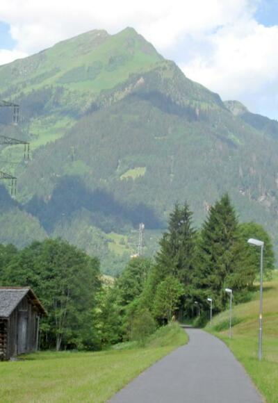 Rad- und Wanderweg auf der alten Bahntrasse