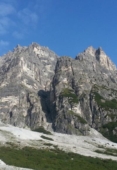 Bis zum Wandfuß gehts teilweise nur mit Steigspuren da Lawinen und Muren den Weg immer wieder verändern
