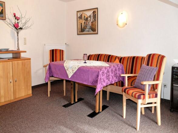 Wohnzimmer mit Südbalkon