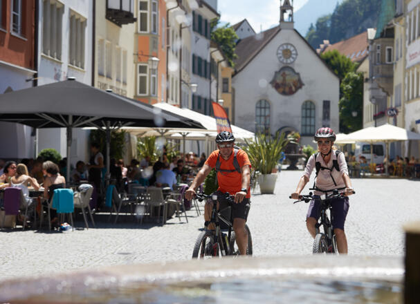 Stadterkundung: Für Abwechslung sorgen auch urbane Abstecher, hier auf dem Marktplatz in Feldkirch