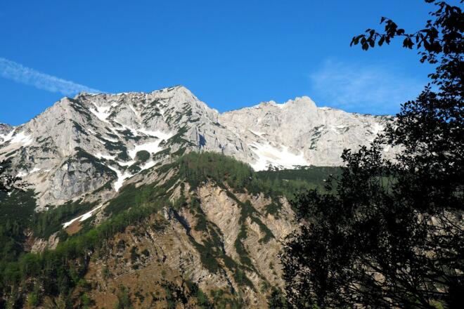 Erster Blick vom Tal zum Gipfelziel