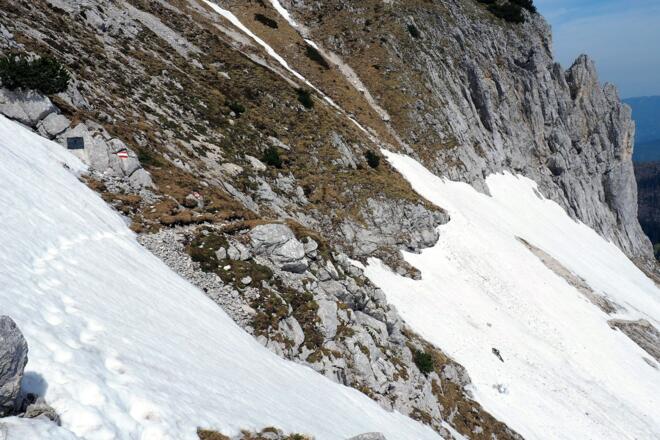 Abstieg im Schuttkar, steile Schnneefelder