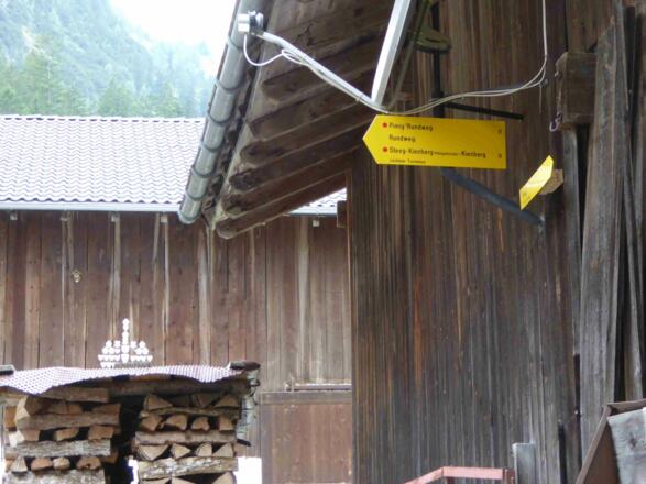 Wegweiser zur Hängebrücke bei Steeg