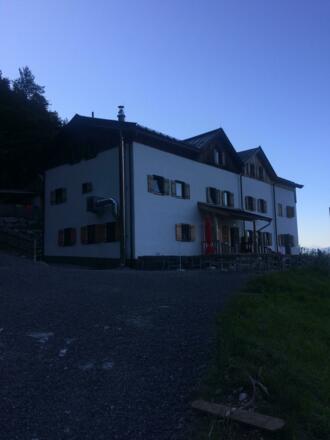 Gaudeamus-Hütte im Morgengrauen