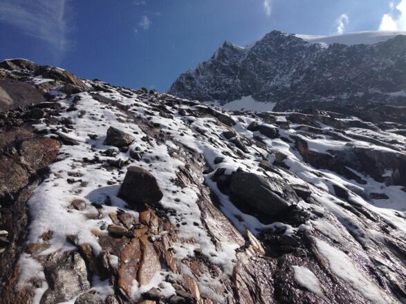 Aufstieg über mäßig steilen Gletscherschliff zum Rotmoosferner