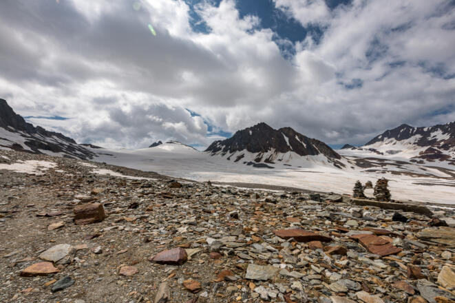 Blick zurück mit hübscher Steinmannfamilie