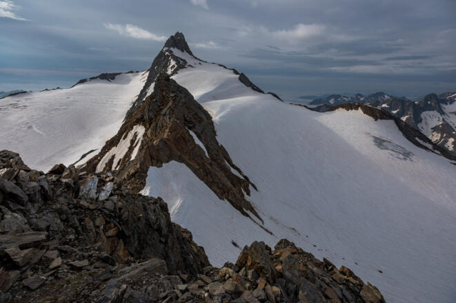 Blick vom Annakogel zur Hochwilde. Davor das Schneefeld, über das wir abgestiegen sind, weil uns der Turm dahinter zu brüchig schien.