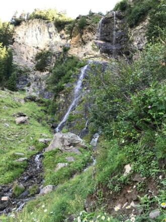 Wasserfall während des Abstiegs nach Dorf