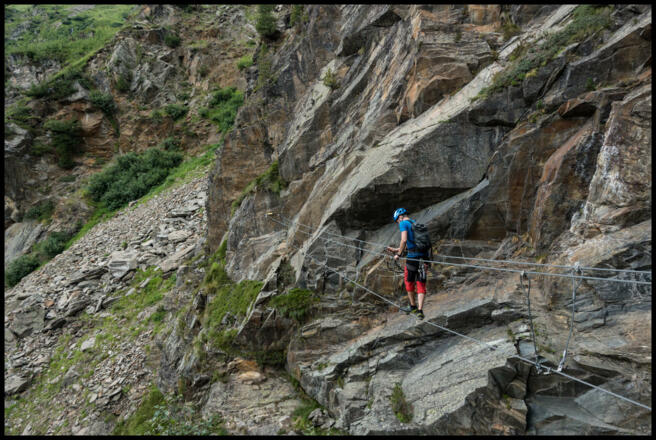 Spannende Brücke mit rasantem Tiefblick aufs rauschende Wasser.