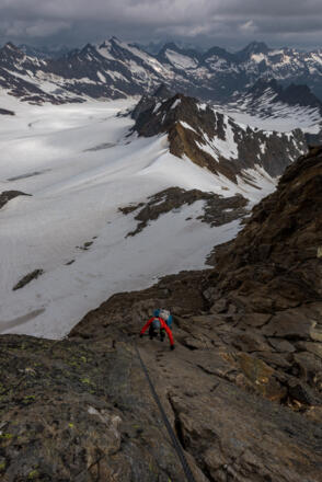 Im Klettersteig zur Hochwilde. Im Hintergrund der Annakogel (rechts).