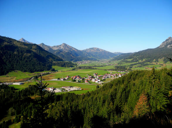 Blick übers Tannheimer Tal vom Adlerhorst zum Hotel Sonnenhof
